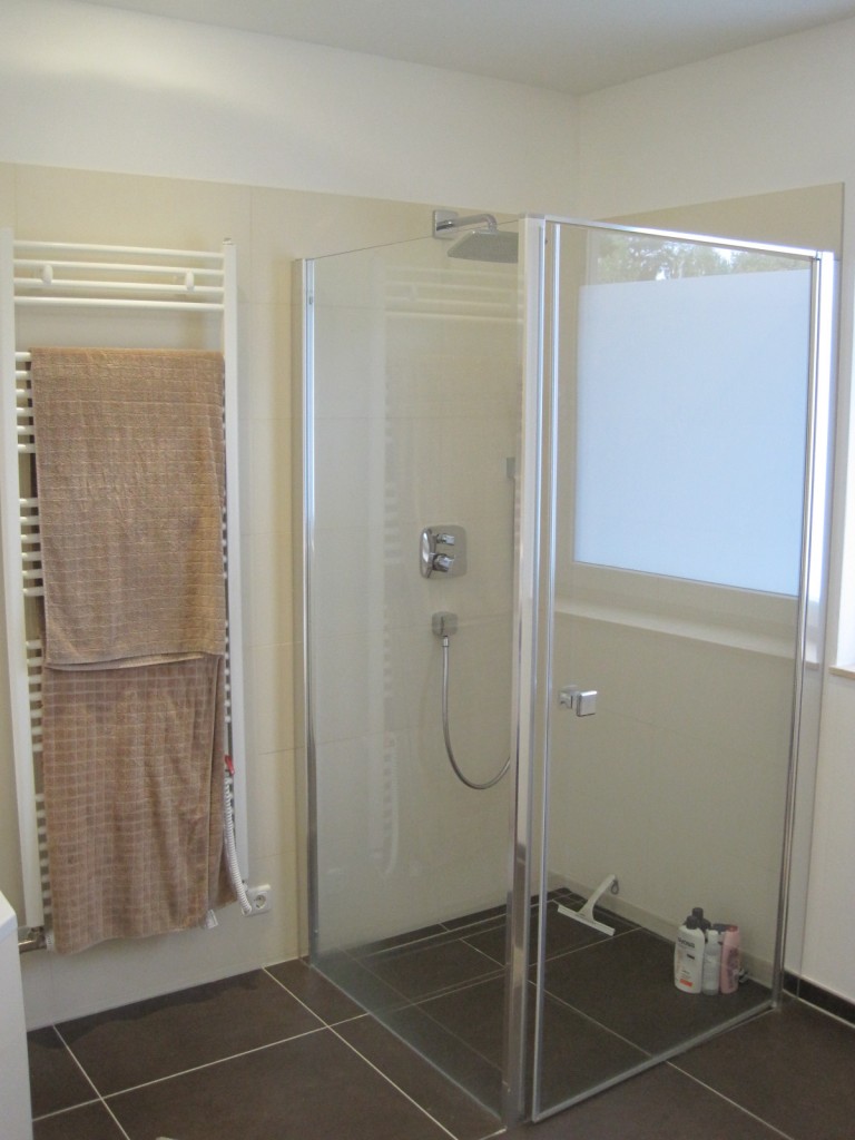 fertiges Bad mit ebenerdiger Dusche, Unterputzamaturen und Handtuchtrockner
